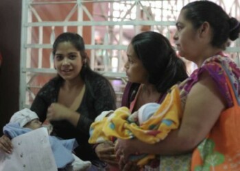 Francis hacía cola con sus dos hijos recién nacidos