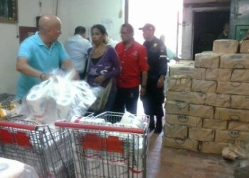 La cola se hizo interminable para los compradores