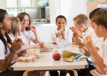 Enseñar a un niño a comer de manera adecuada