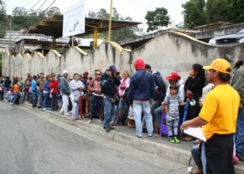 Vecinos agradecen organización de las colas aunque exigen activar el revocatorio.