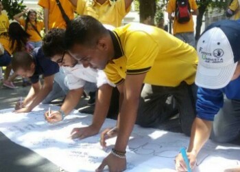 Los jóvenes protestaron frente a la sede del CNE, adyacente a la plaza Bolívar de la ciudad
