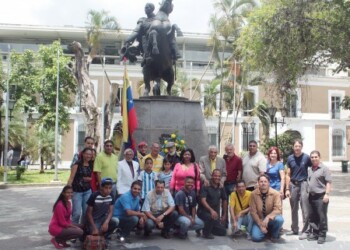 Seguidamente se realizó la ofrenda ante la estatua de la padre de la Patria, en la plaza Bolívar de Los Teques