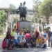 Seguidamente se realizó la ofrenda ante la estatua de la padre de la Patria, en la plaza Bolívar de Los Teques
