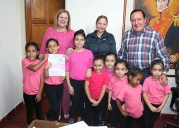 el alcalde José Luis Rodríguez y la primera dama, Clara Mirabal, hicieron la entrega de las premiaciones a los colegio