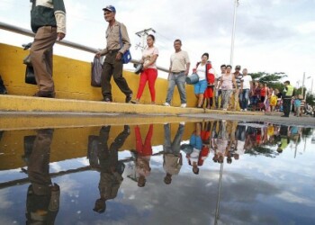 Miles de venezolanos cruzaron la frontera para comprar comida