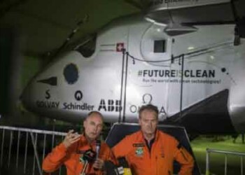 Desde el principio de esta aventura, dos hombres se turnan para pilotar el avión, los suizos André Borschberg y Bertrand Piccard.