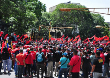 La movilización inició al mediodía de este sábado en la Plaza Morelos de Bellas Artes, desde donde partieron hasta la Plaza Bolívar de Caracas.