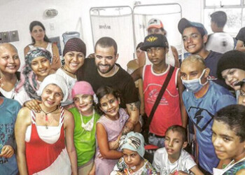 El cantautor venezolano Miguel Ignacio Mendoza, mejor conocido como "Nacho" se acercó al Hospital Central de Valencia, para compartir con los niños de este centro hospitalario