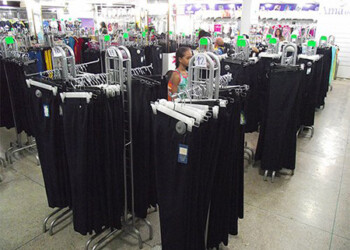 Costos altos de uniformes espantan a padres