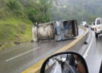 El camión se volcó por exceso de velocidad