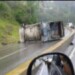 El camión se volcó por exceso de velocidad