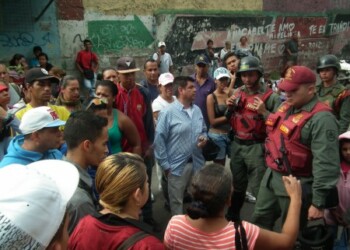 Funcionarios policiales intentaron mediar con los usuarios afectados para restablecer el paso vehicular