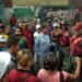 Funcionarios policiales intentaron mediar con los usuarios afectados para restablecer el paso vehicular