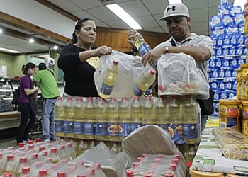 Amas de casa se debaten entre la escasez de los anaqueles y los precios de los revendedores