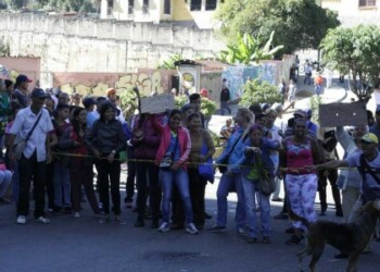 Haciendo una barrera humana los manifestantes obstaculizaron el paso por la avenida