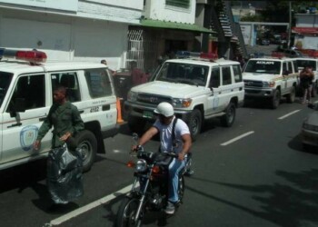 Los sujetos fueron avistados por la comisión policial que patrullaba la zona mientras se agredían a golpes. ARCHIVO