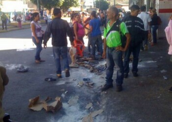 La mercancía del camión fue saqueada en pocos minutos