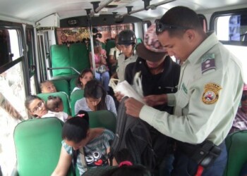 Los uniformados abordan las unidades de transporte verificando documentaciones y velando por que no hayan sujetos armados
