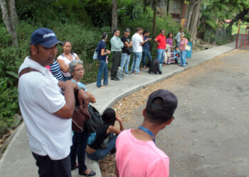 Usuarios deben esperar horas para abordar la camioneta
