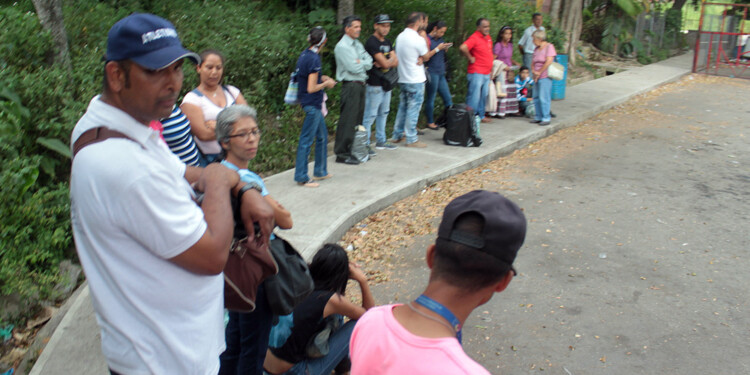 Usuarios deben esperar horas para abordar la camioneta