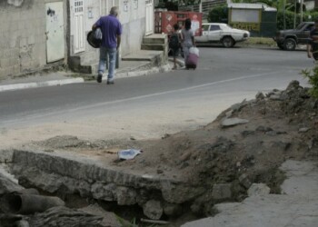 Vecinos tienen 3 meses esperando cubran el hueco que dificulta el paso vial.