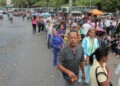 Lugareños deben soportar hasta la lluvia en la cola