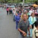Lugareños deben soportar hasta la lluvia en la cola