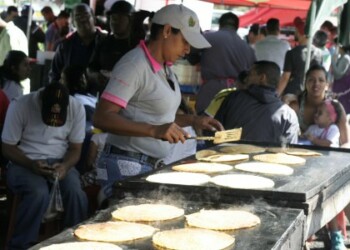 Los precios oscilan entre Bs. 500 y 800, además preparan deliciosos jugos y venden la masa para preparar cachapas en casa.