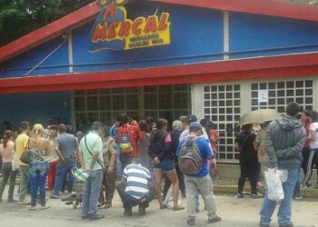 Afectados se apostaron a las puertas del Mercal para exigir que se les vendiera la bolsa de comida