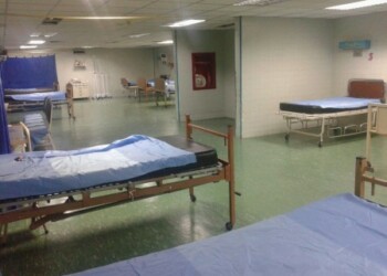 A un galeno le corresponde hacer guardia cada 6 días y nunca coincide con un médico anestesiólogo que atienda pacientes