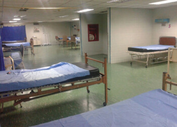 A un galeno le corresponde hacer guardia cada 6 días y nunca coincide  con un médico anestesiólogo que atienda pacientes