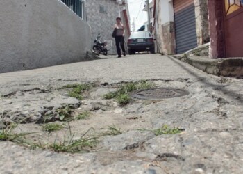 Huecos perjudican el tránsito de vecinos por el callejón