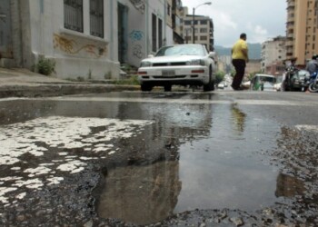 El agua se desperdicia infamemente en la calle Ribas