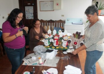 Amas de casa tienen su espacio con la elaboración muñecos navideños