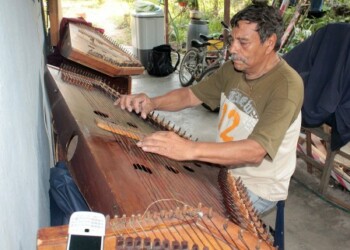 Landaeta tocando sutilmente su sagaz invención