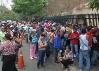 : Diariamente los establecimientos lucen abarrotados de colas interminables