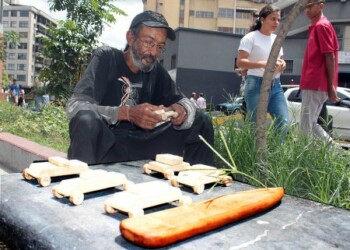 Tallar pequeñas figuras a bajos relieves es su mayor destreza