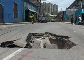 Desplome de la carretera perjudica el flujo vehicular