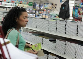 Madres buscan opciones a la hora de comprar cuadernos