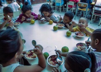 Escuela se hace solidaria para mitigar el hambre.