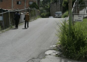 La vialidad está repleta de huecos