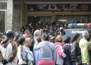 Se guindaban en las rejas para llegar al expendio