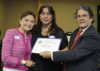 Emilir Basile, presidente del Rotary Los Teques, recibe el botón Paul Harris de las autoridades del Rotary Distrito 4370