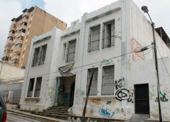 La sede es utilizada por indigentes como baño publico. El interior luce repleto de basura