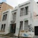 La sede es utilizada por indigentes como baño publico. El interior luce repleto de basura