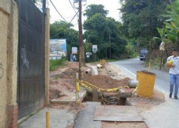El hueco impide circular por la transitada vía carrizaleña