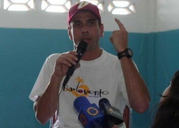 El gobernador asumió el compromiso de reparar la escuela del barrio