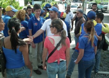 Los jóvenes fueron recibidos en la carretera Panamericana por vecinos y dirigentes de la Mesa de Unidad Democrática (MUD) de Guaicaipuro