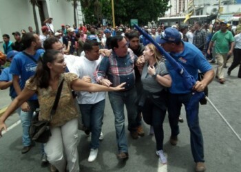 Momento en el que la diputada Clara Mirabal es rescatada tras ser golpeada.