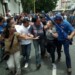 Momento en el que la diputada Clara Mirabal es rescatada tras ser golpeada.